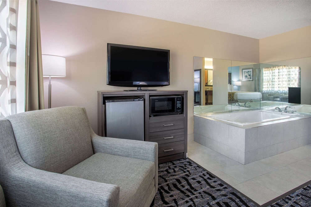Baymont By Wyndham Joliet 34/50