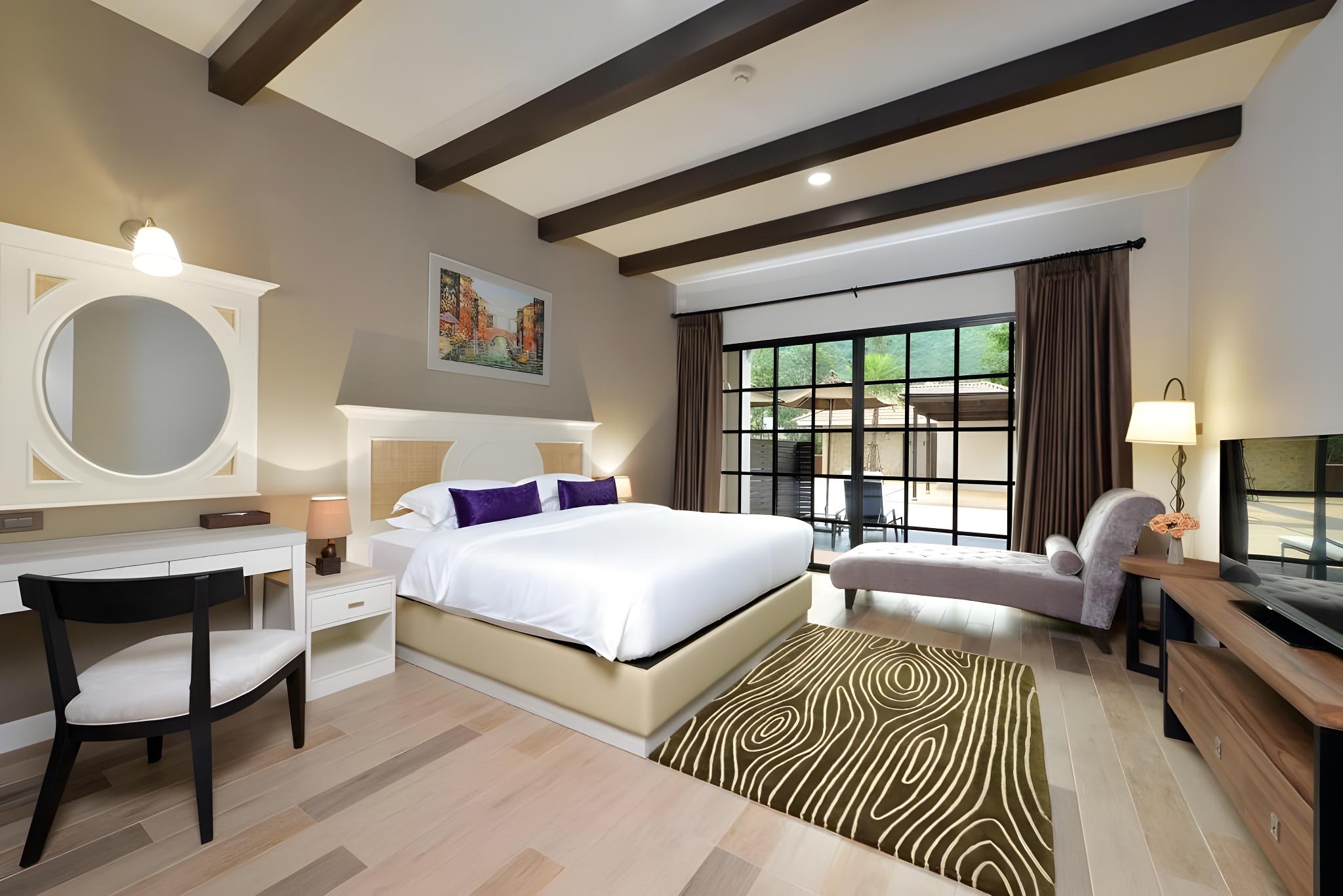 Deluxe, Twin Beds, Pool Access