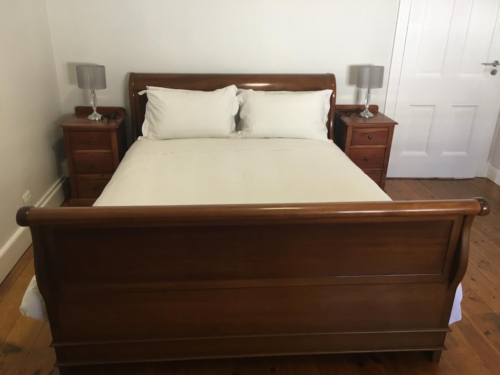 ROOM, QUEEN BED
