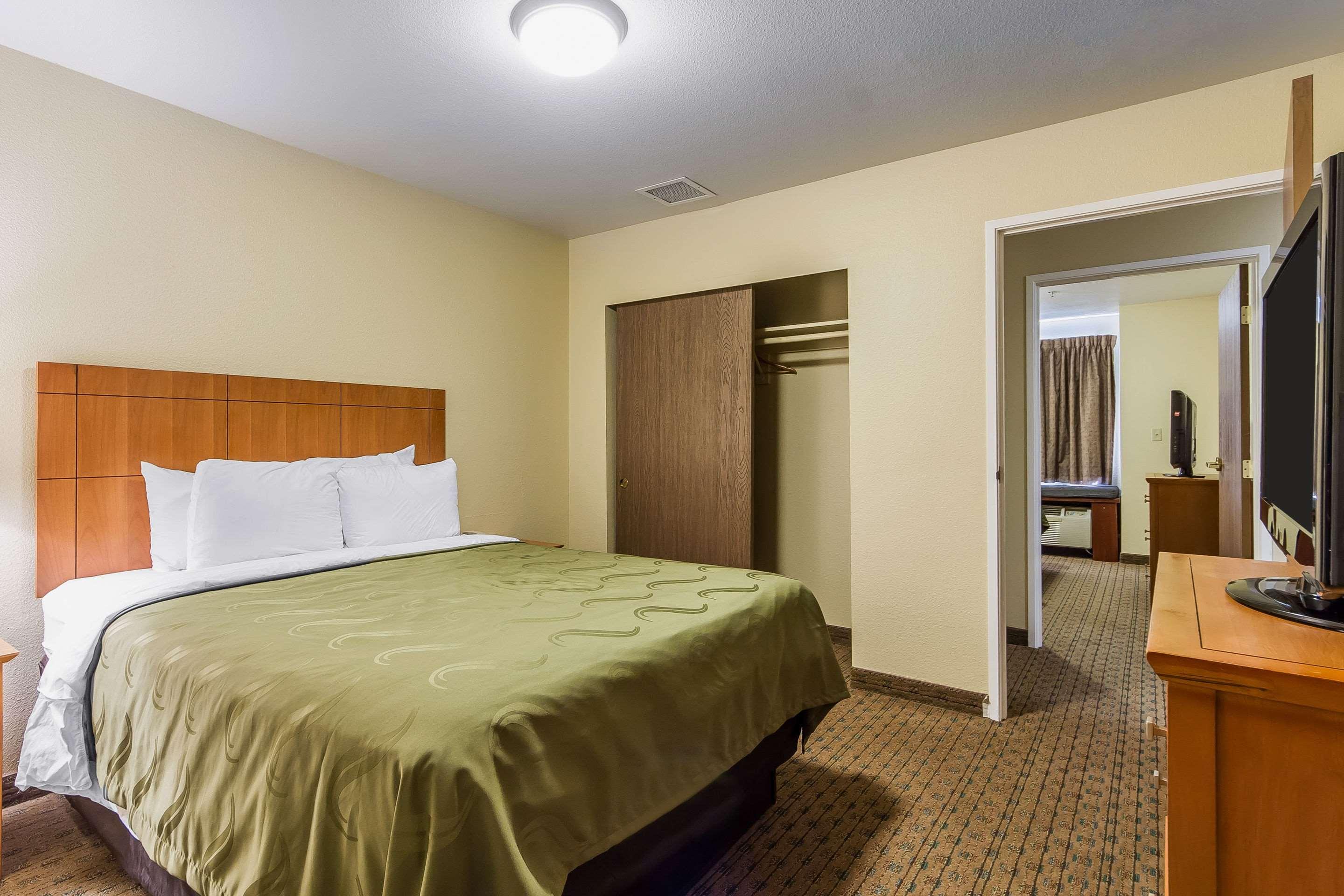 SUITE, KING BED