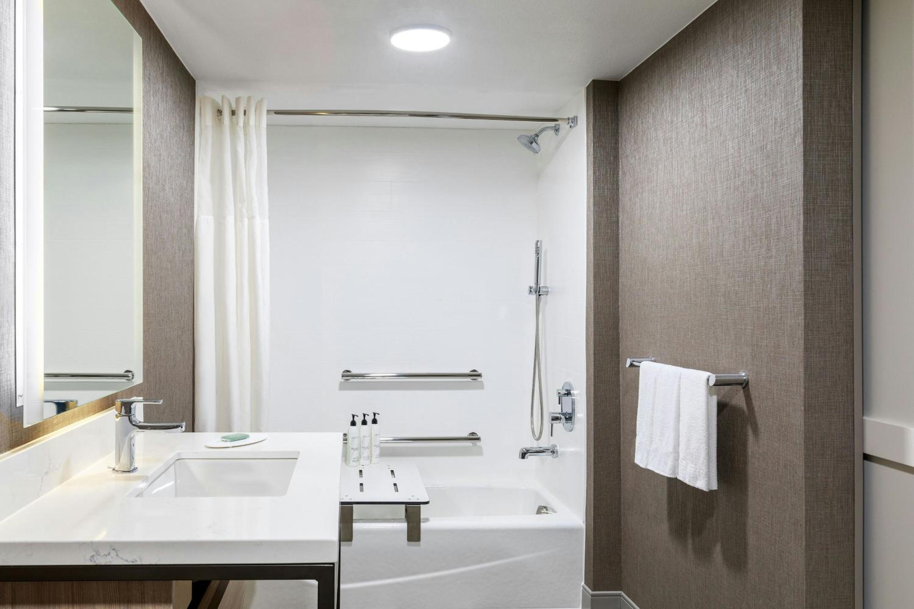 جناح بسريرين مزدوجين مع أريكة لذوي الإعاقة، Springhill Suites Denver North Westminster 7/9