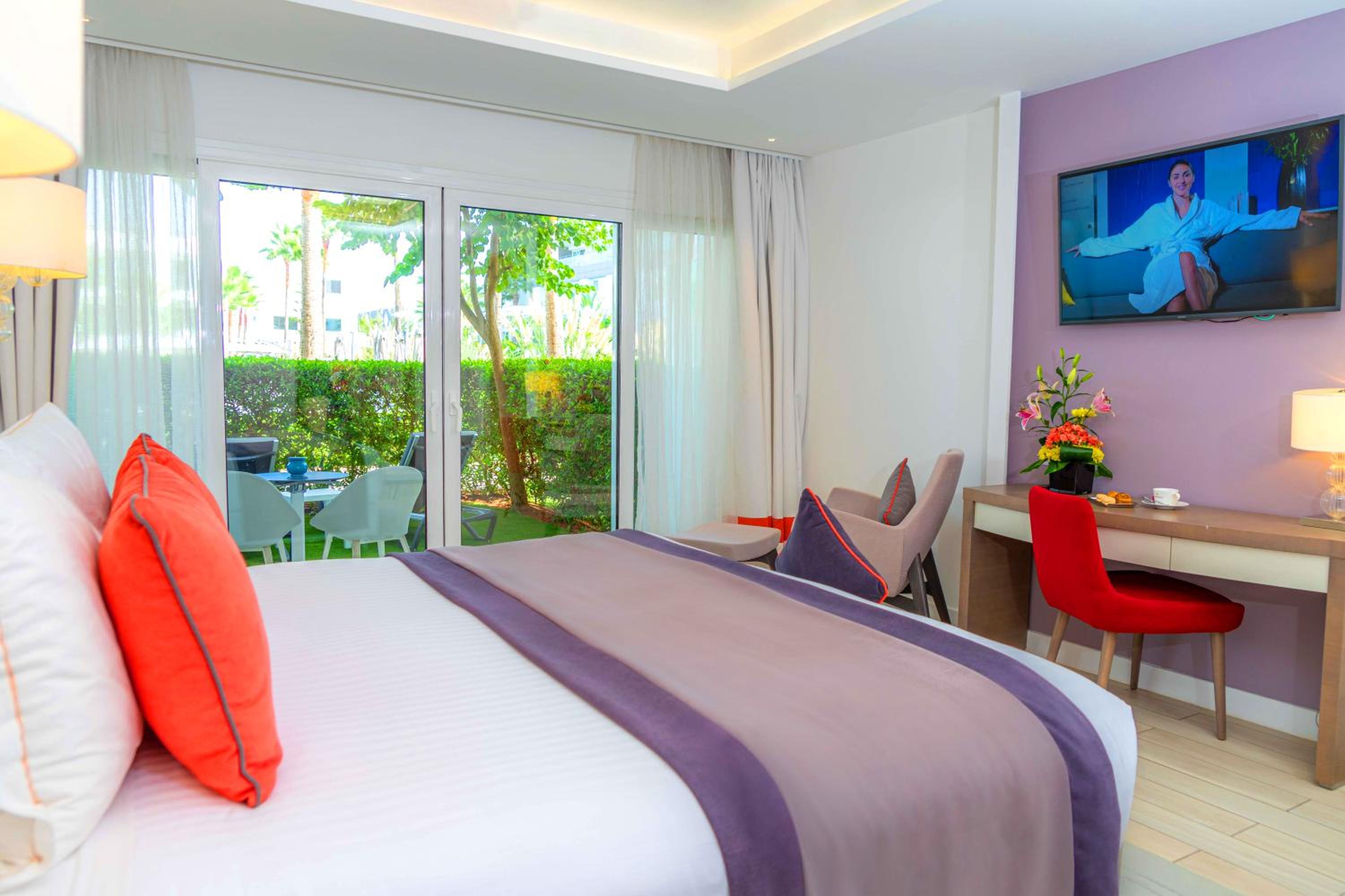 Garden, Deluxe, King Bed, Pool View, Private Garden
