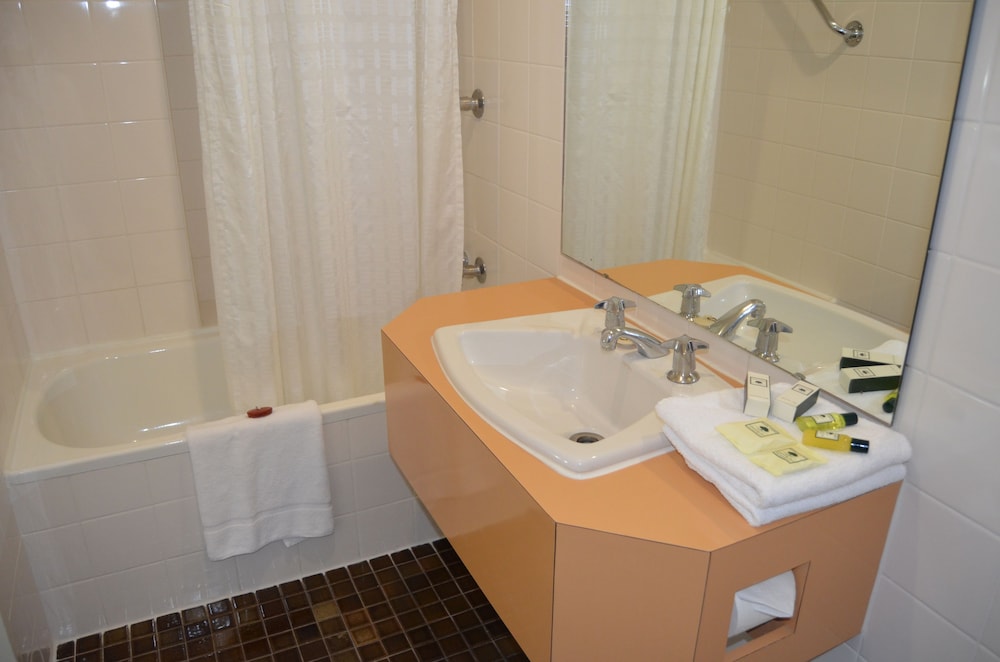 Devere Hotel 53/53