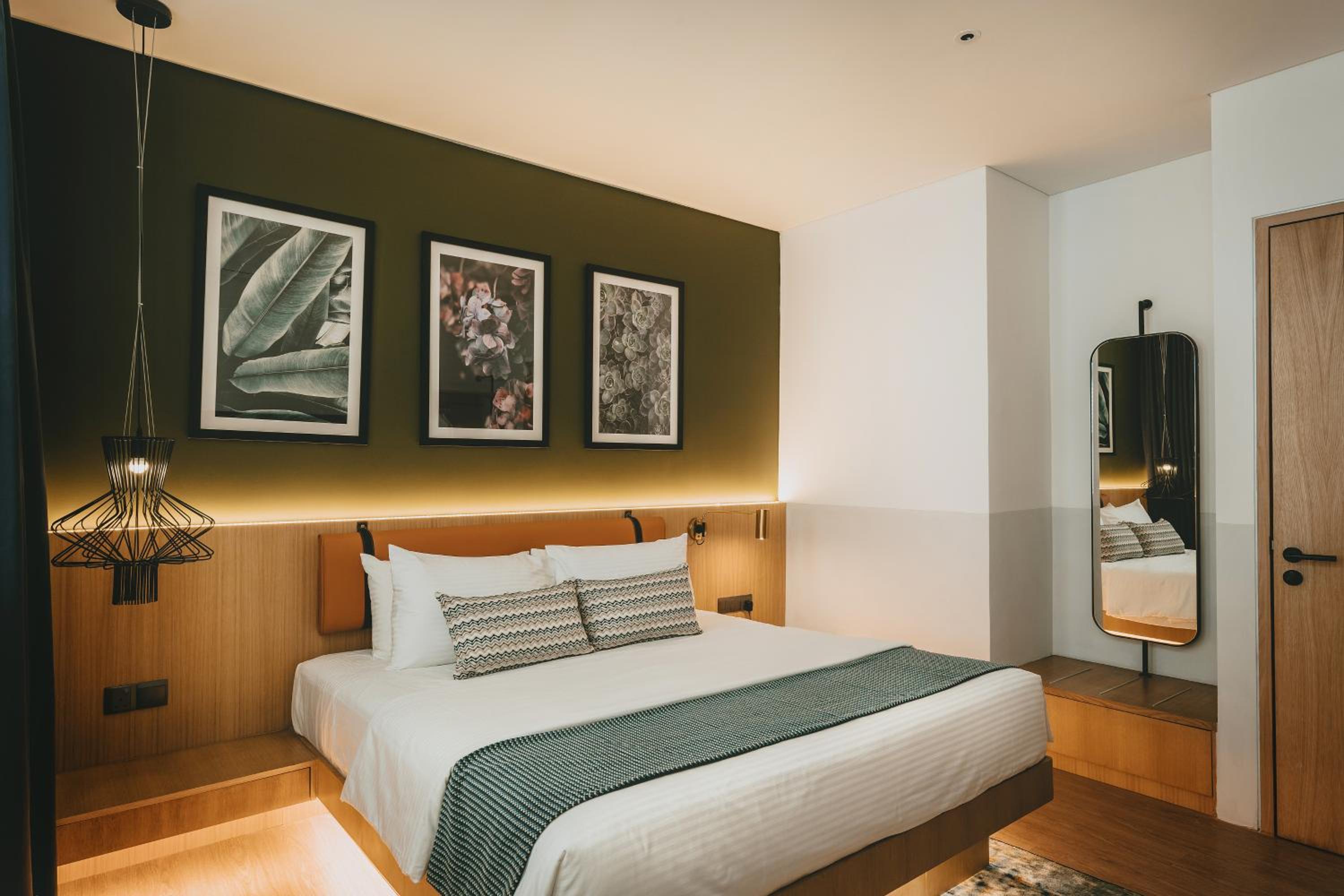 DELUXE KING BEDDED ROOM
