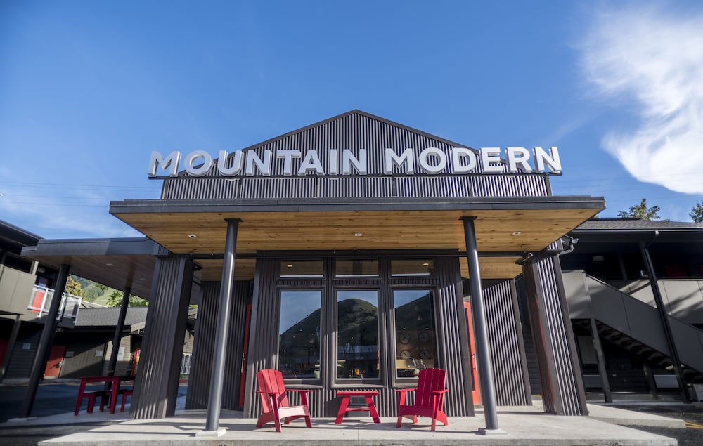 Mountain Modern Motel 3/72