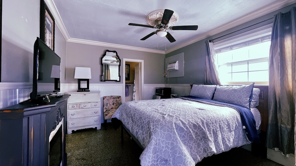 ROOM, QUEEN BED