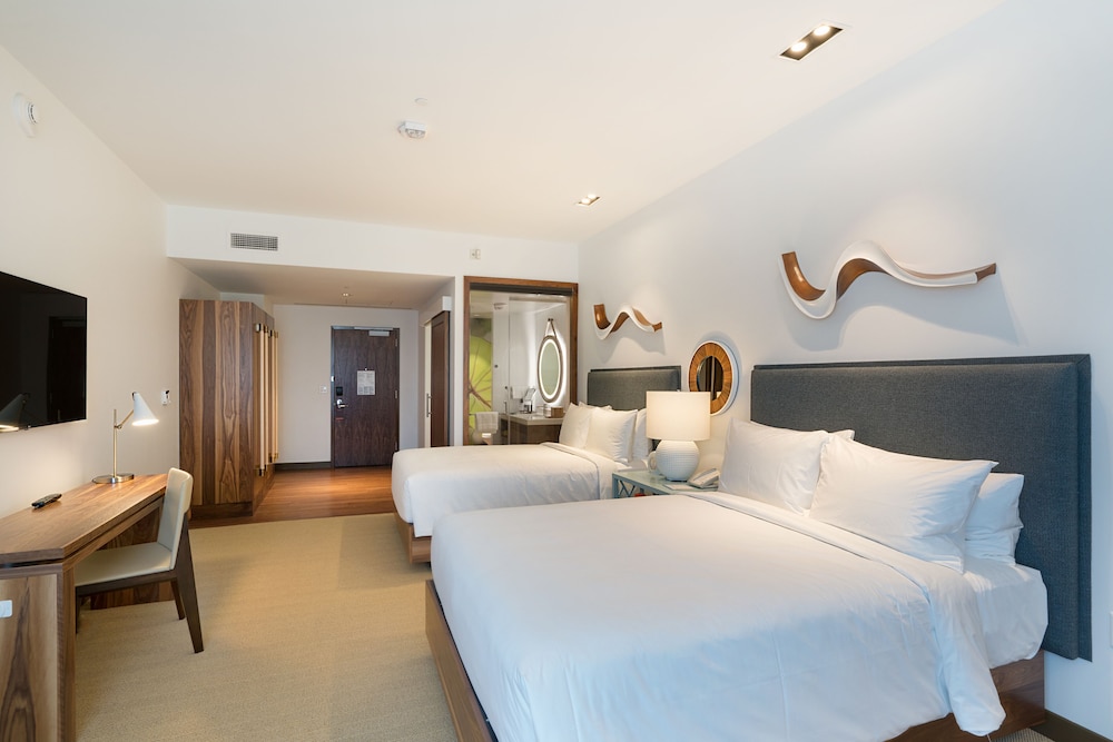 DELUXE, 2 QUEEN BEDS