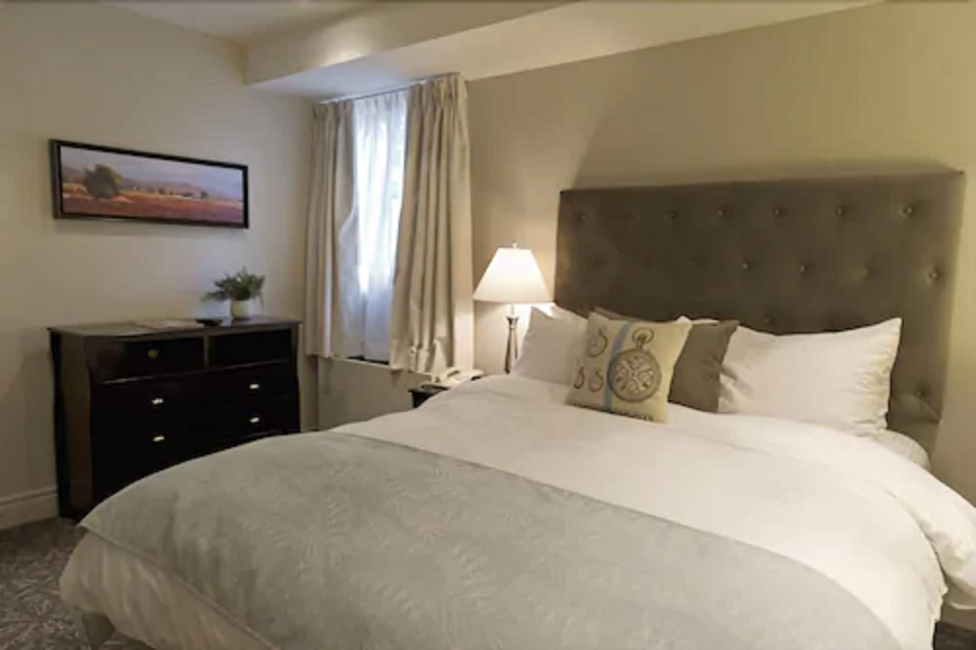 Guest Room, Junior, Queen Bed