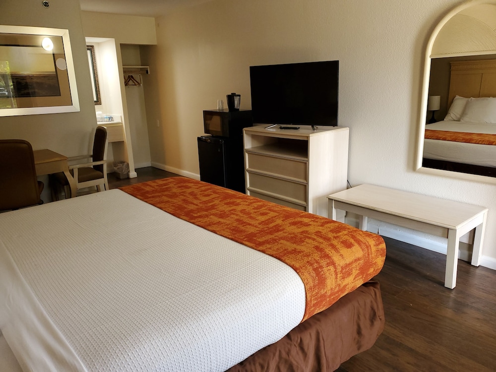 EXTERIOR, KING BED