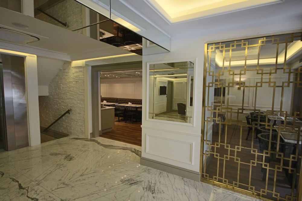 Mina Hotel 3/69
