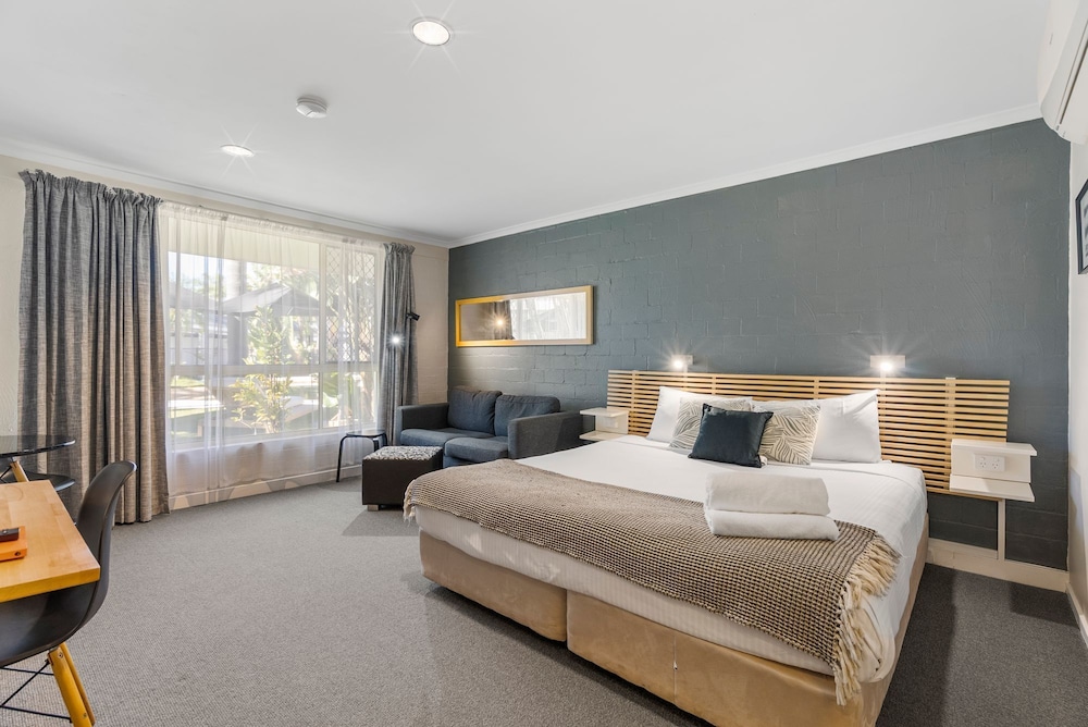 EXECUTIVE, QUEEN BED