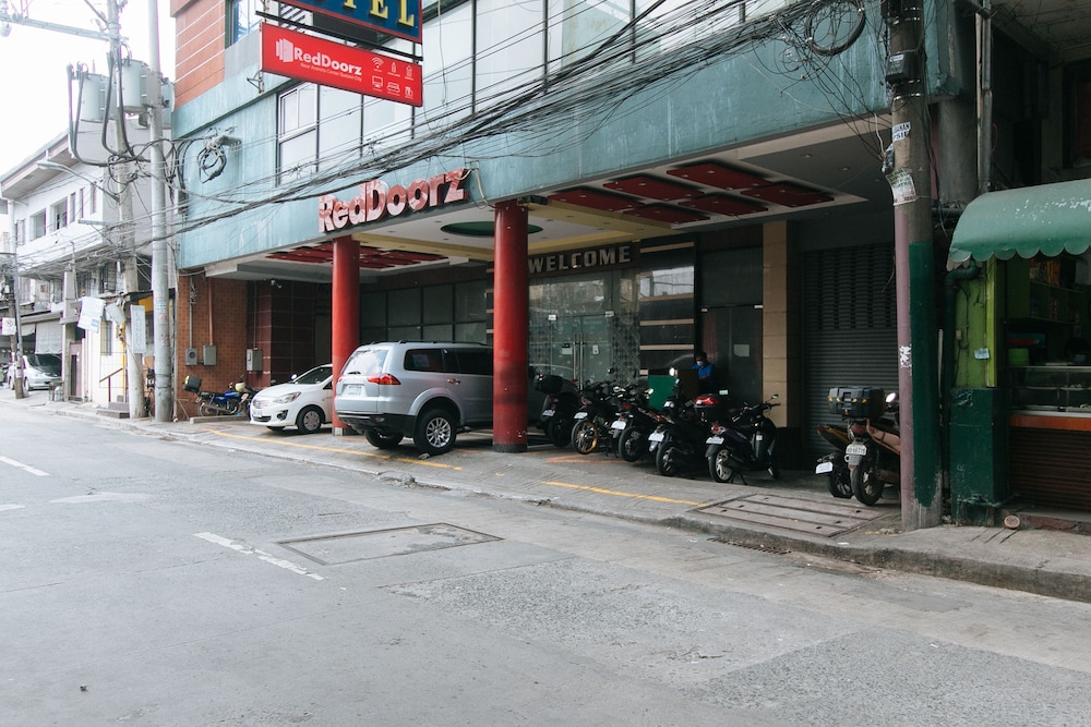 RedDoorz at Winter Hotel Araneta 55/61