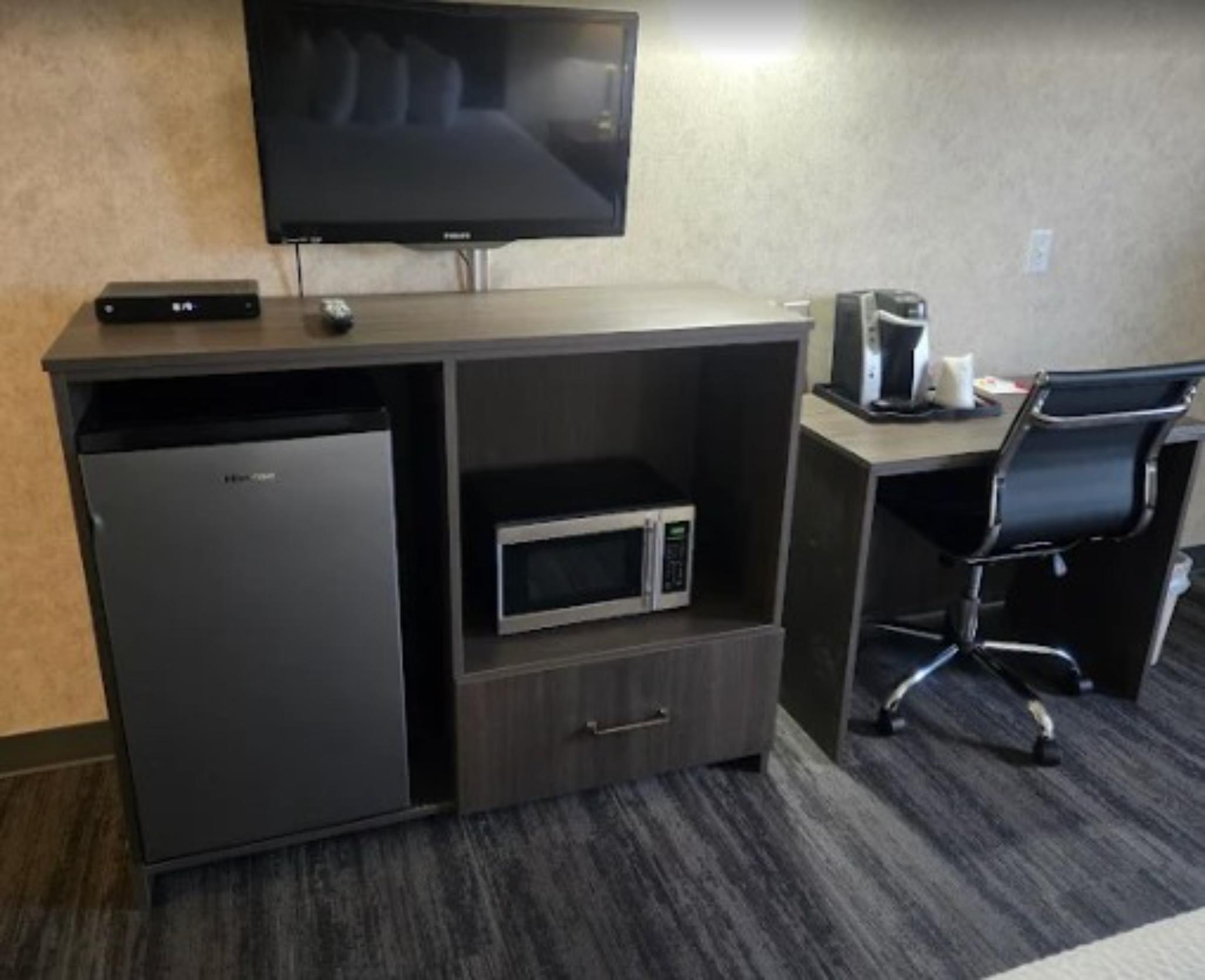 Ramada by Wyndham Nisku 32/36