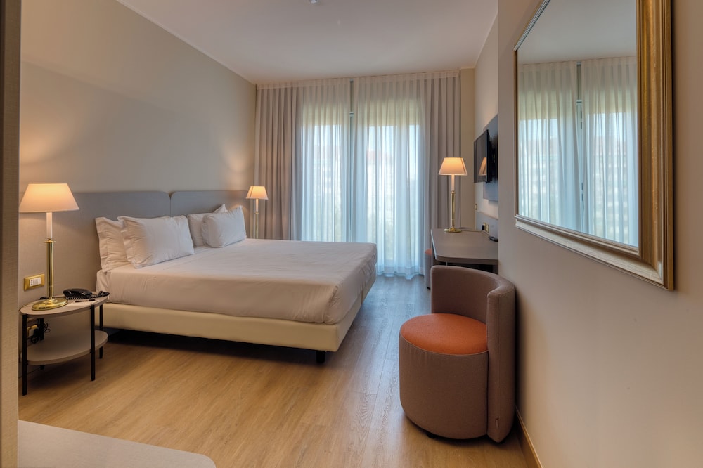 ROOM, DOUBLE OR TWIN BED