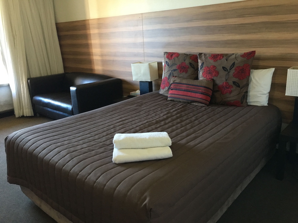 RED CEDARS MOTEL CANBERRA 11/42