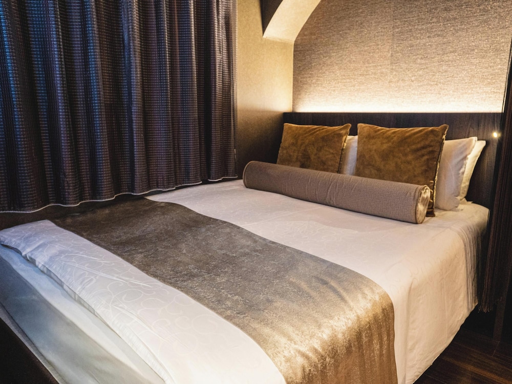 DESIGNER, DOUBLE BED