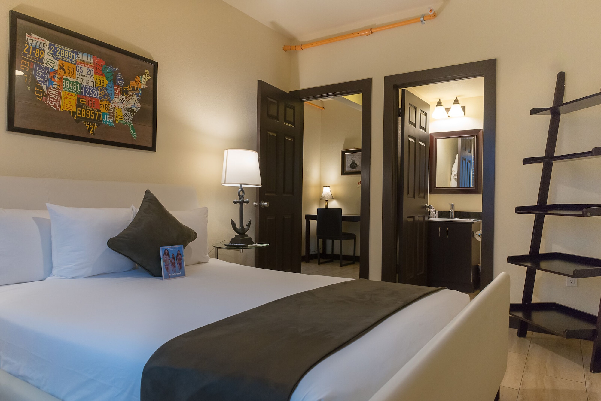 2 BEDROOMS, SUITE, QUEEN BED