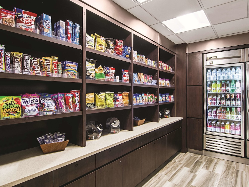 La Quinta Inn & Suites by Wyndham Denver Airport DIA 34/43