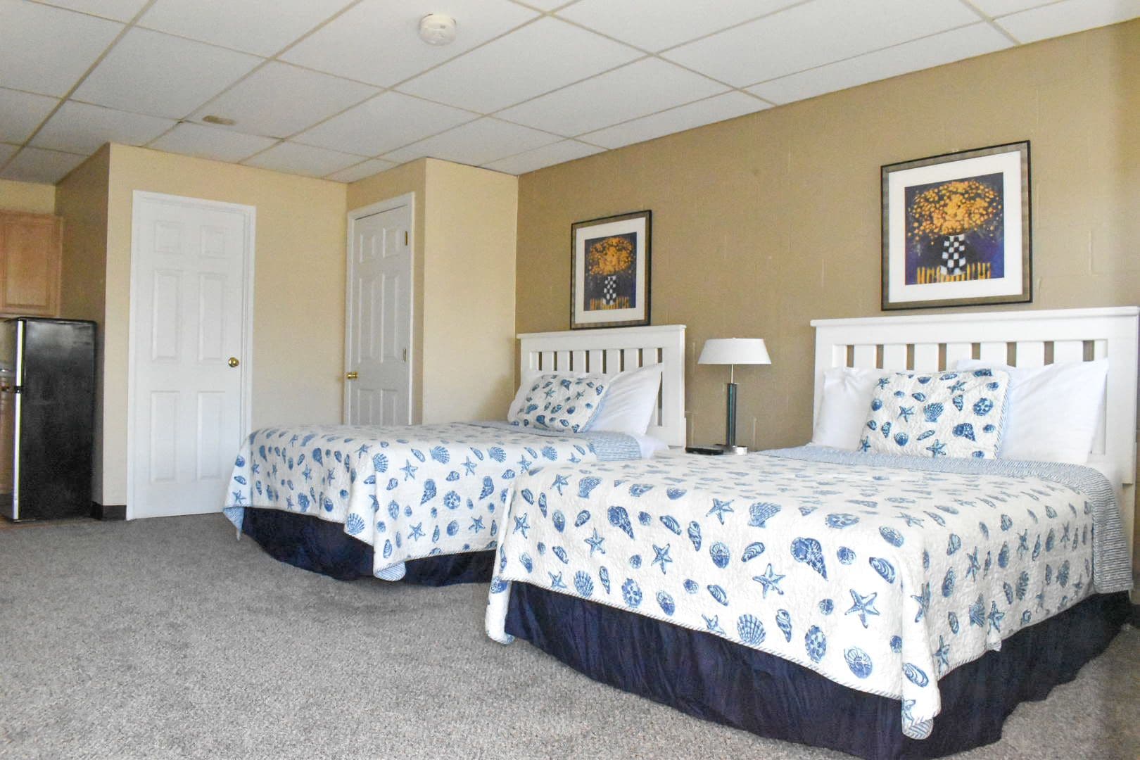 غرفة قياسية بسريرين مزدوجين