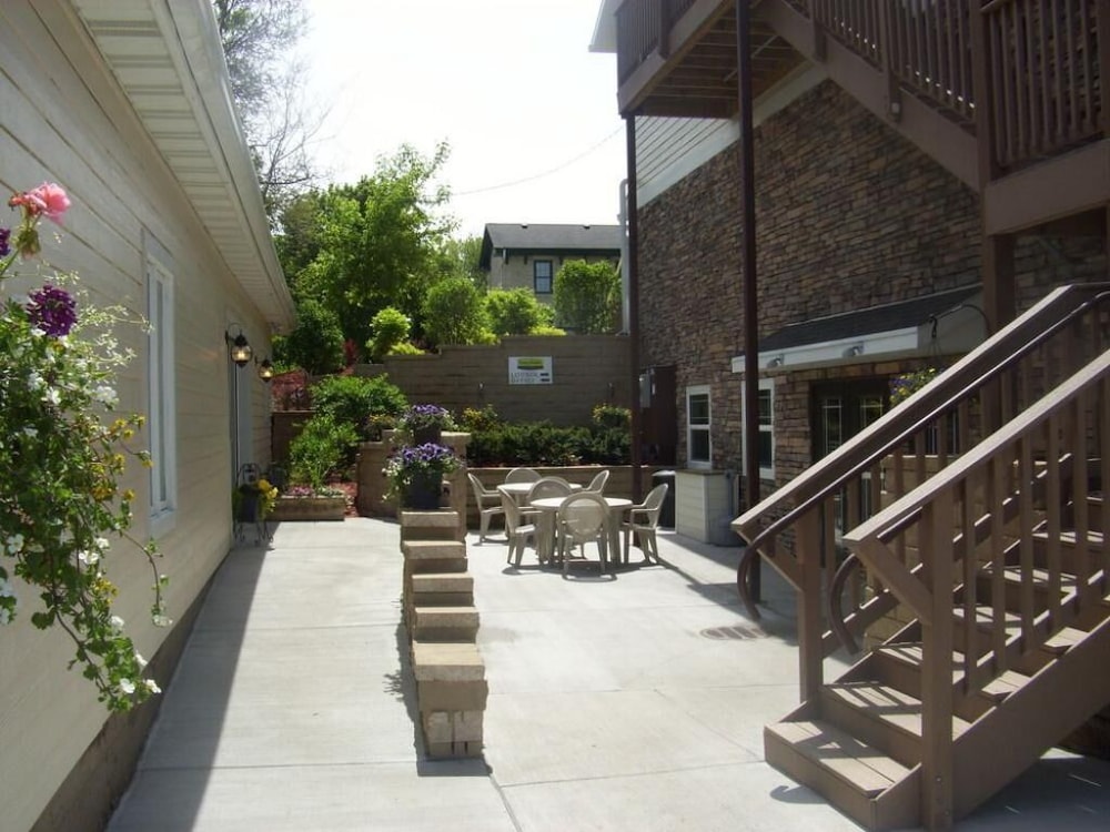 Price Pointe Inn 36/42