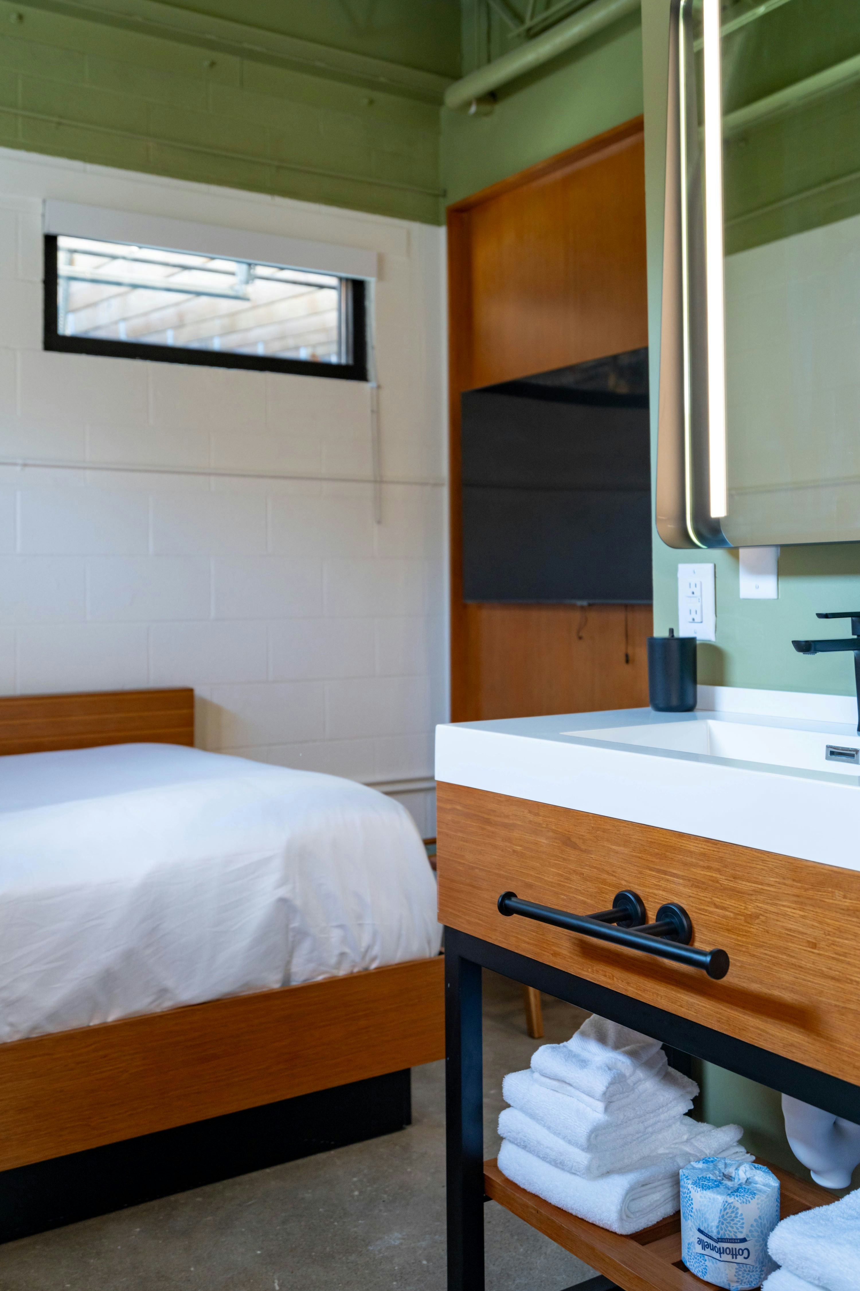 ROOM, DOUBLE BED