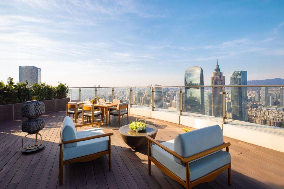 Pearl, Suite, City View