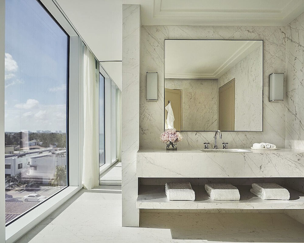Four Seasons Hotel At The Surf Club 22/56