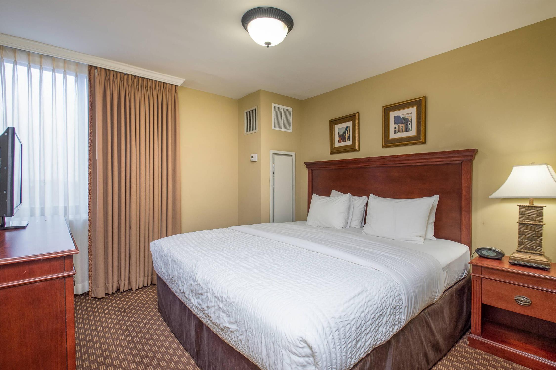 Clarion Collection Hotel Arlington Court Suites 8/28