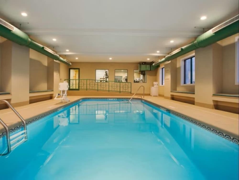 Holiday Inn Express Kalamazoo 25/47