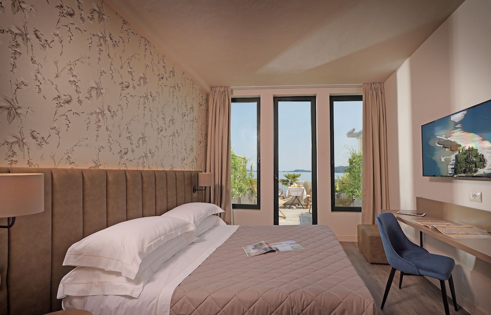 Du Lac Hotel 25/69