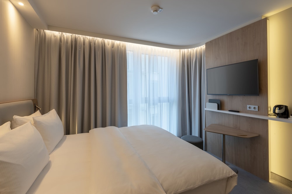 HOLIDAY INN EXPRESS AND SUITES POTSDAM 32/58