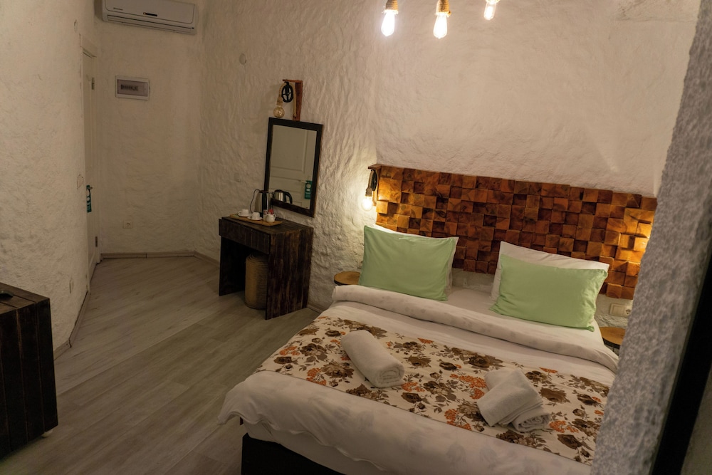 DELUXE, DOUBLE BED