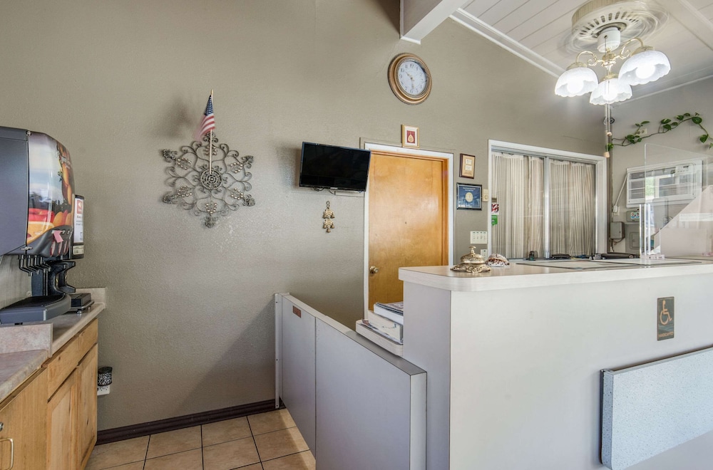 Econo Lodge Inn & Suites Yreka, CA 1/50