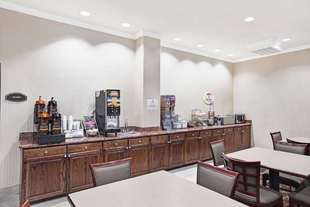 Super 8 by Wyndham IAH West/Greenspoint 21/31