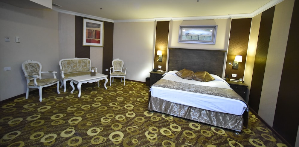 IMPERIAL PALACE HOTEL 25/73