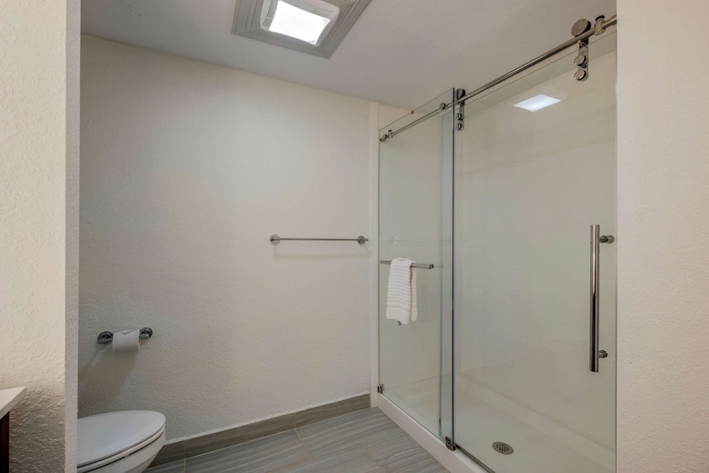 غرفة قياسية بسريرين كوين، Comfort Inn South Padre Island Central 6/6
