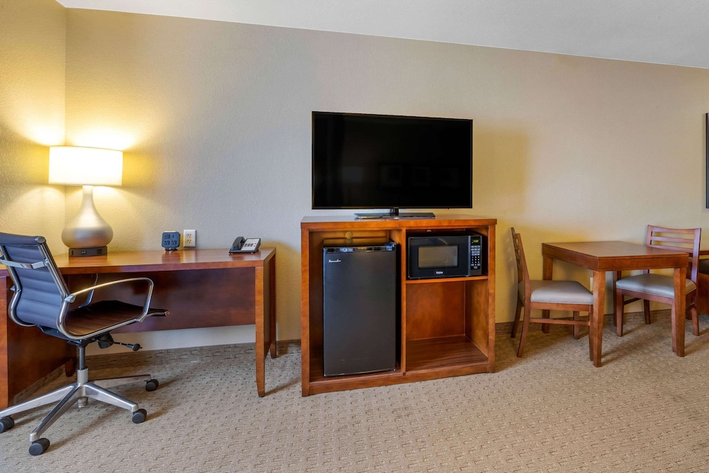 Comfort Suites Burlington, IA 27/30