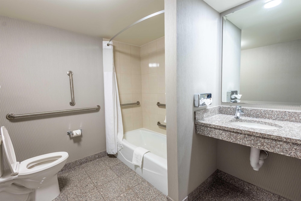 Drury Inn & Suites St. Louis Union Station 44/45