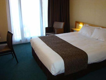 Brit Hotel Du Lac 12/43
