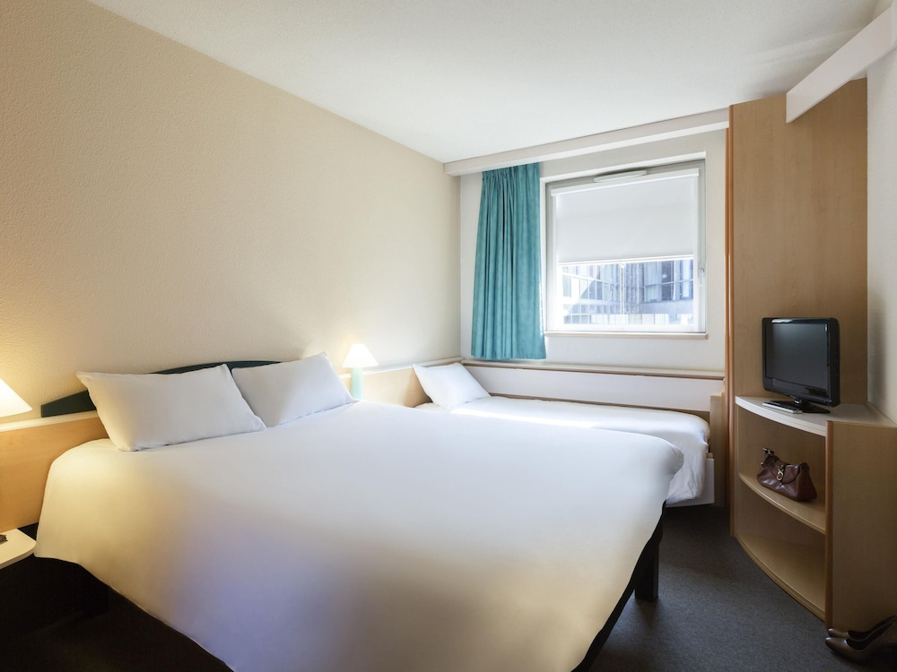 Ibis Lyon Est Bron 23/67