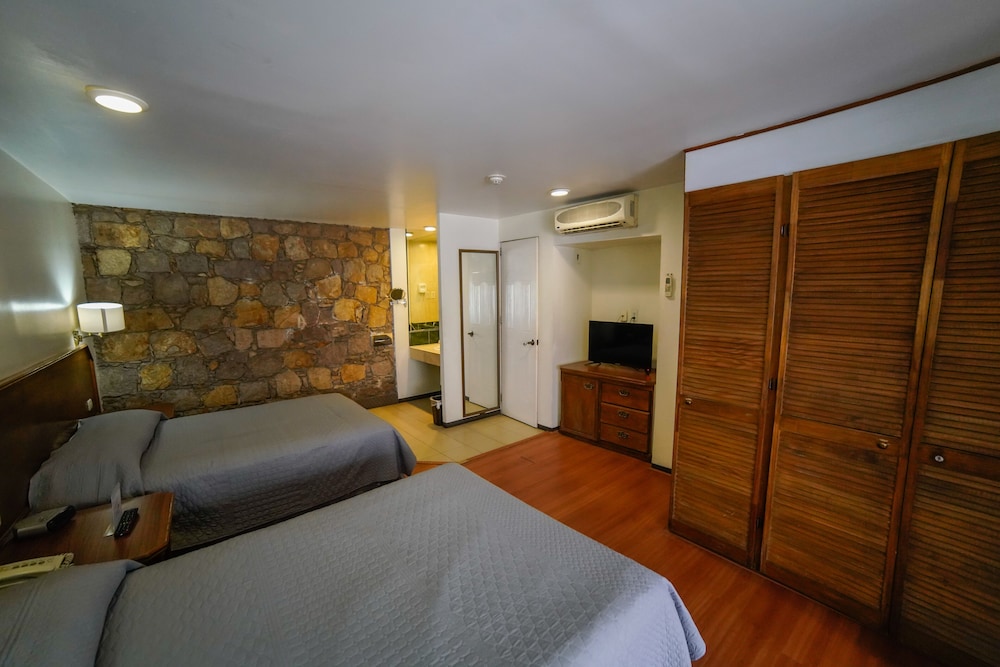 ROOM, DOUBLE BED
