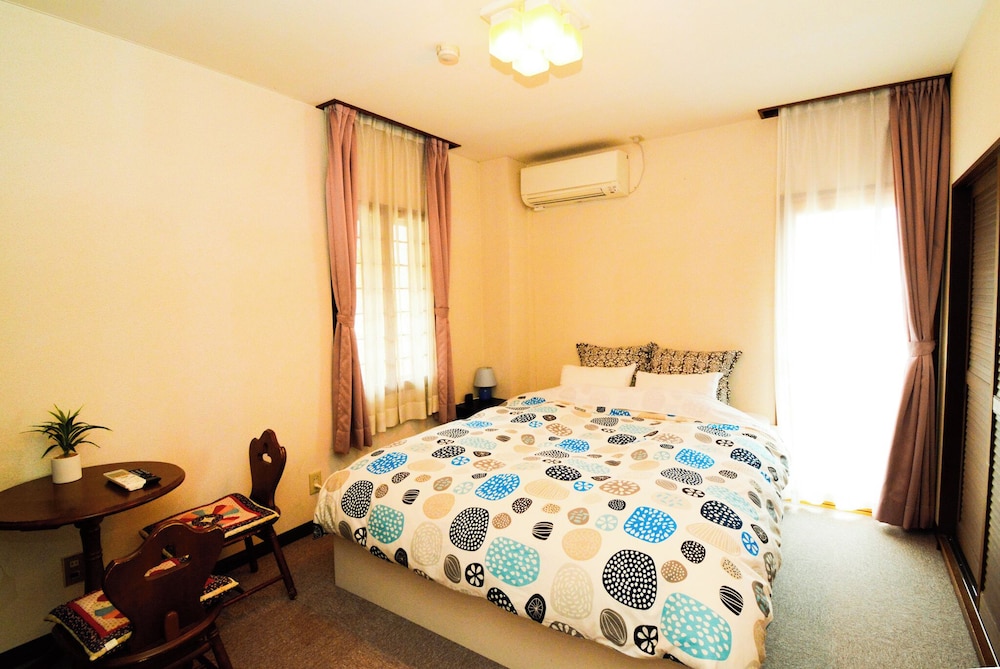 ROOM, QUEEN BED