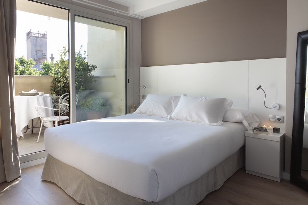 RAMBLA, SUITE, QUEEN BED, CITY VIEW, SOFA, TERRACE