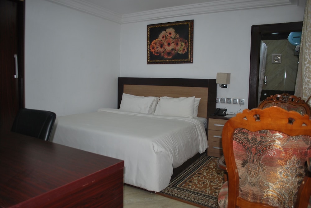 Immaculate Platinum Luxury Resorts 10/32