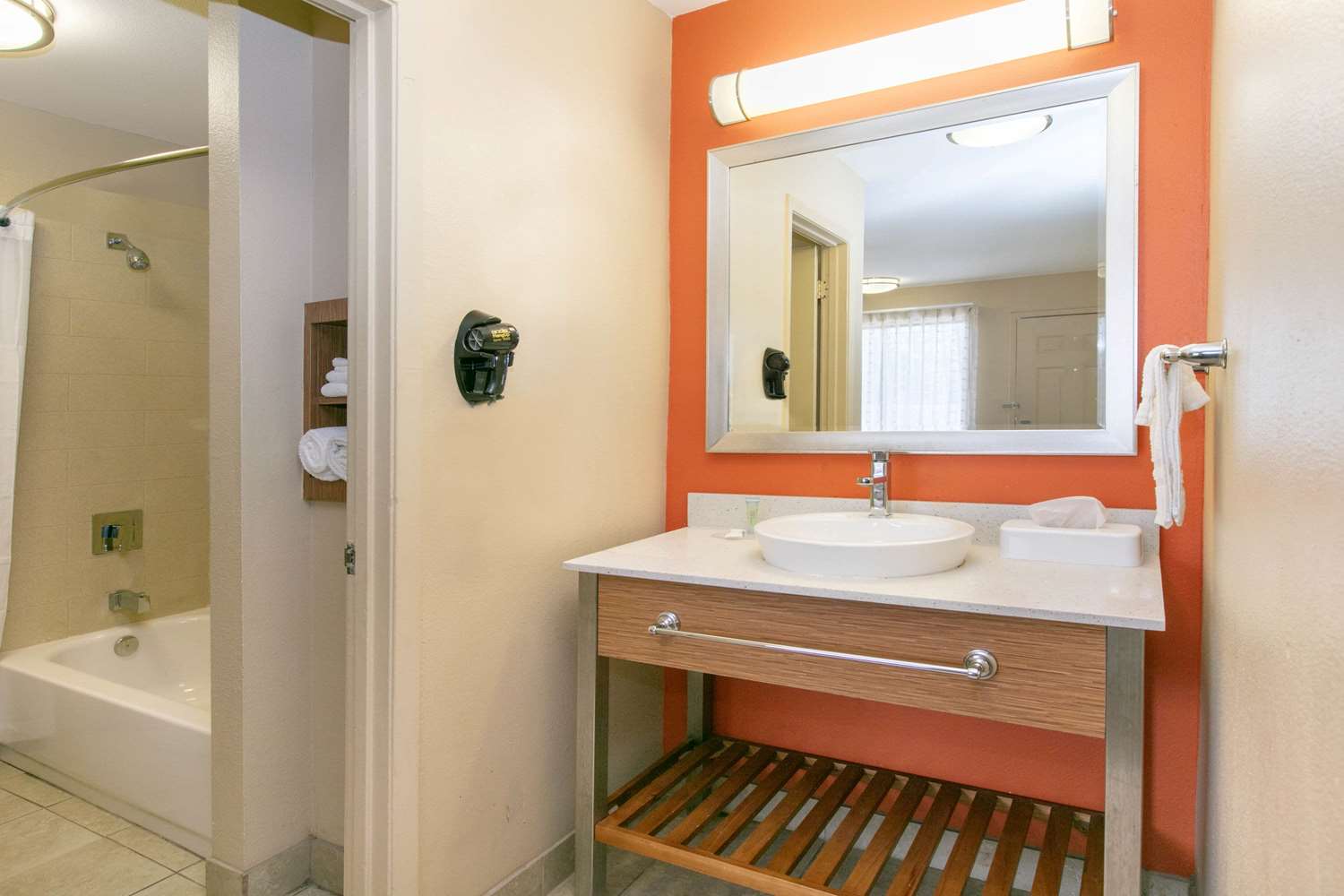 Days Inn Suites By Wyndham Arlington Near Six Flags 25/26