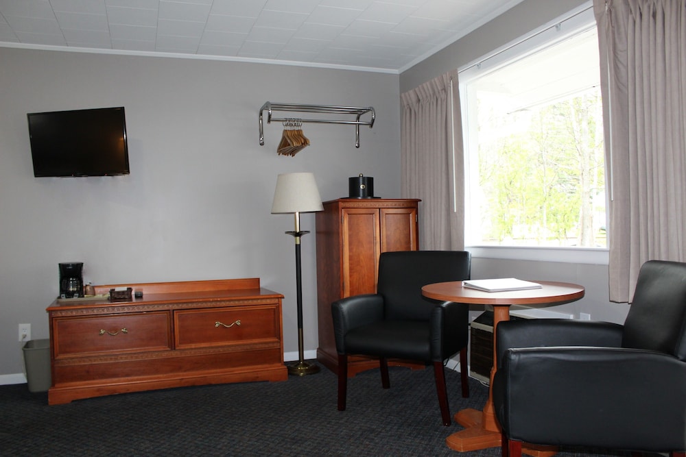 Admiral Motel 44/64