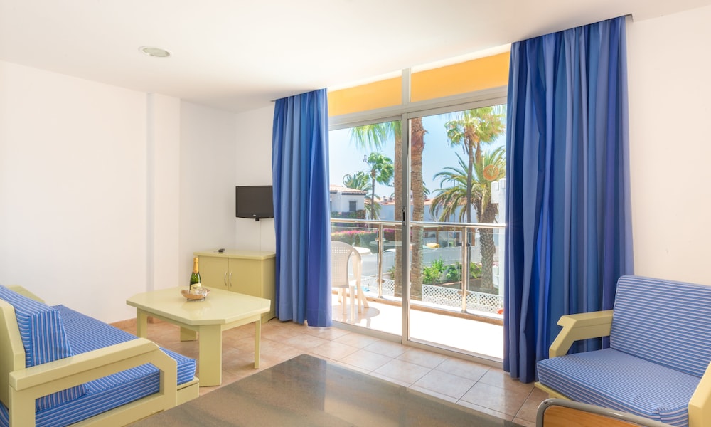 Karina Apartments 17/28