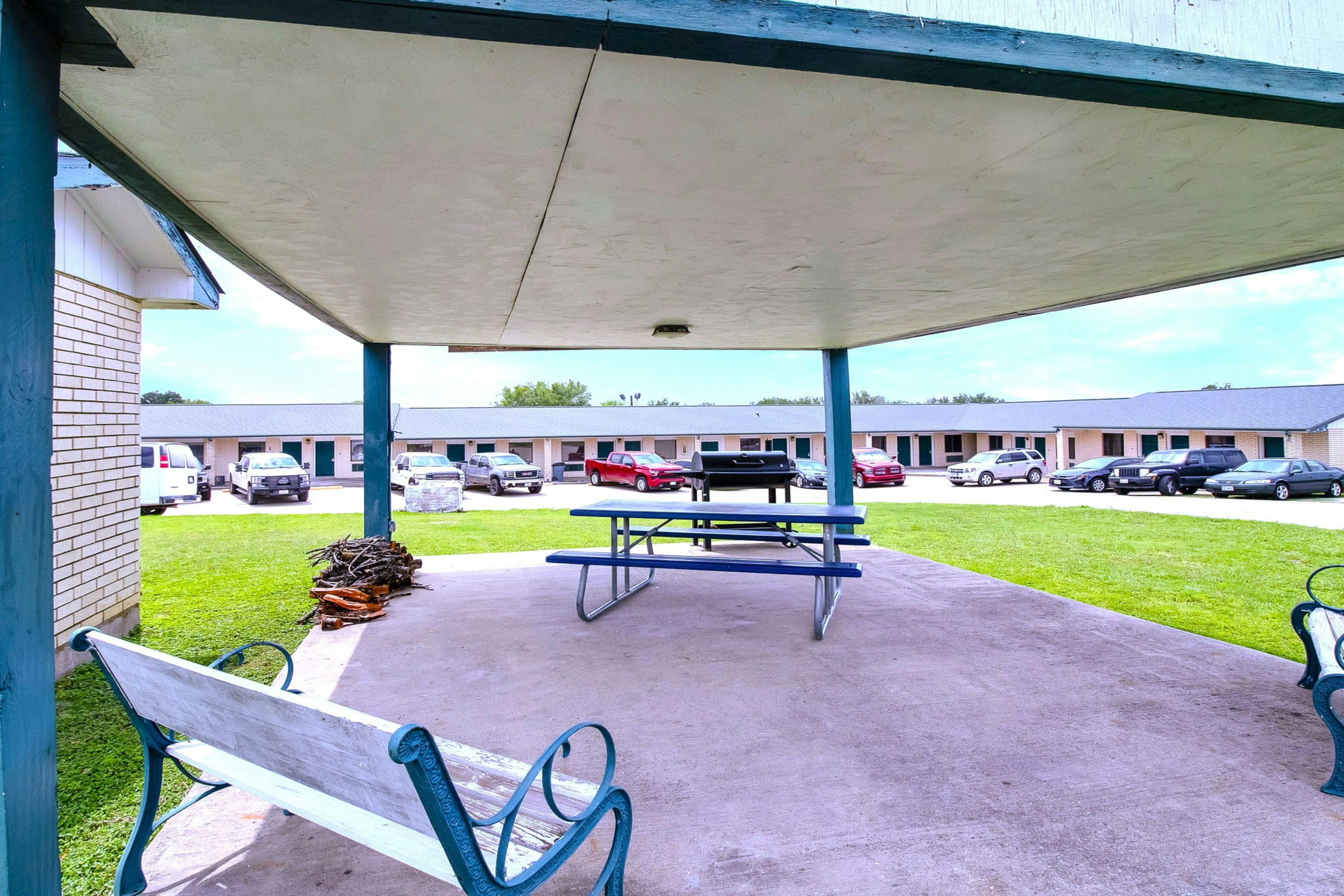 Three Rivers Executive Inn & Suites By OYO 25/37