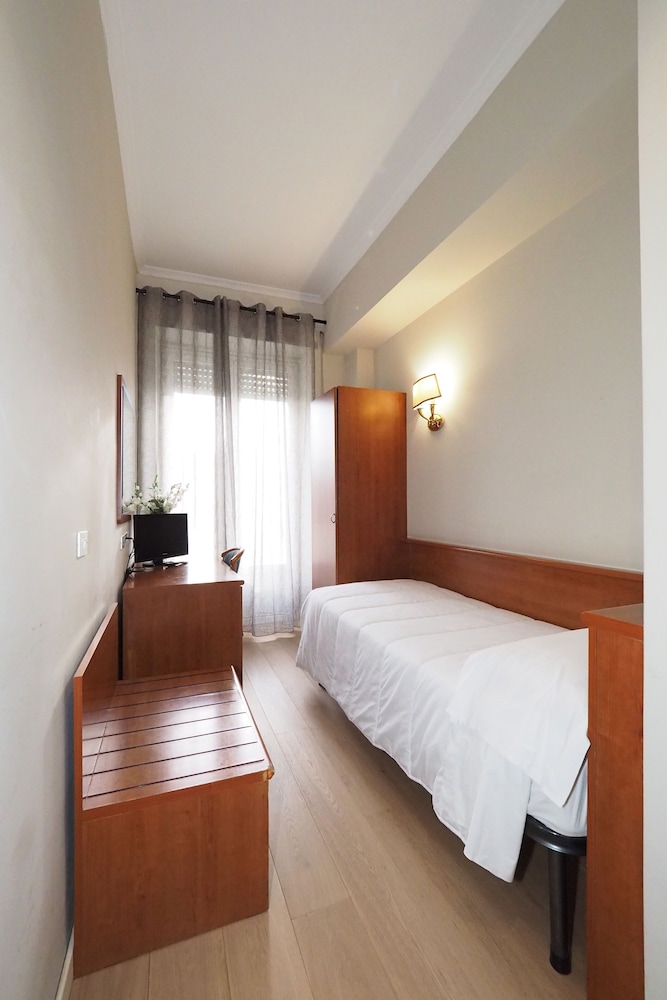 ROOM, SINGLE