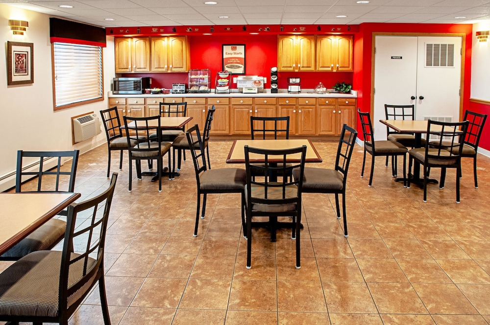 Econo Lodge Menomonie On The Bay MI 27/31